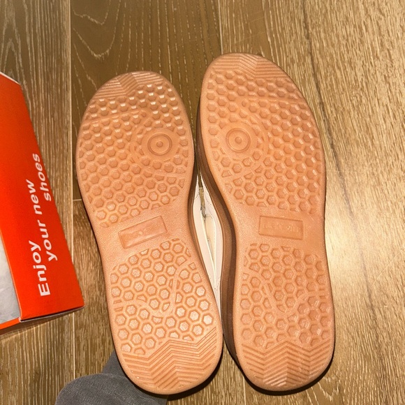 Stylish Cream Sneakers with Tan Soles - Picture 7 of 7